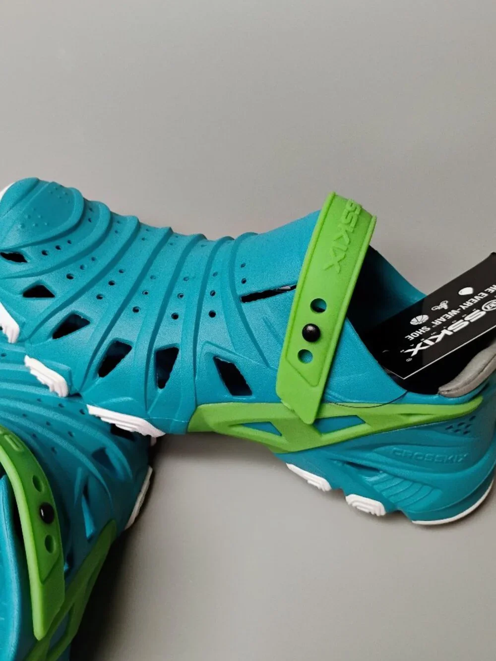 CROSSKIX 2.0 ATLANTIC WATER SHOES/ CLOGS...SIZE 3 (UNISEX)...SIZE 4.5 WOMAN